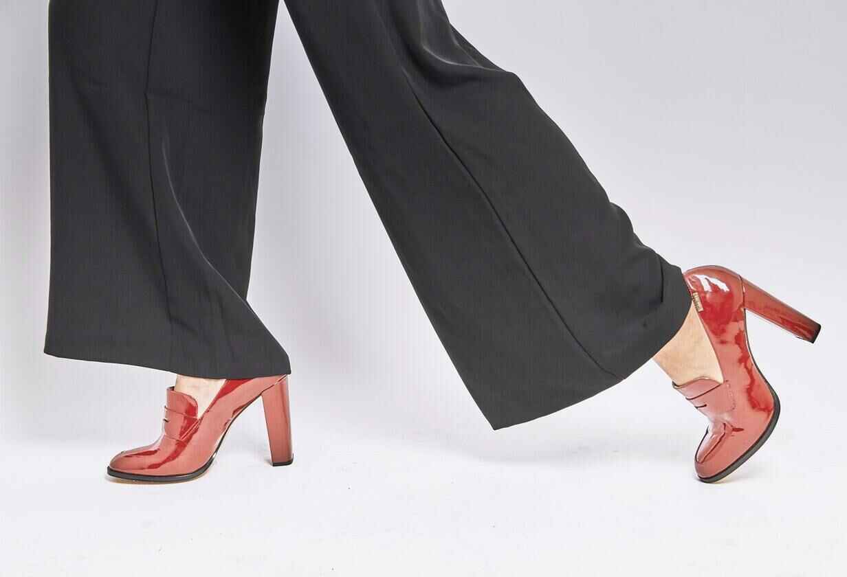 дамски черни широки панталони и лачени червени високи обувки
