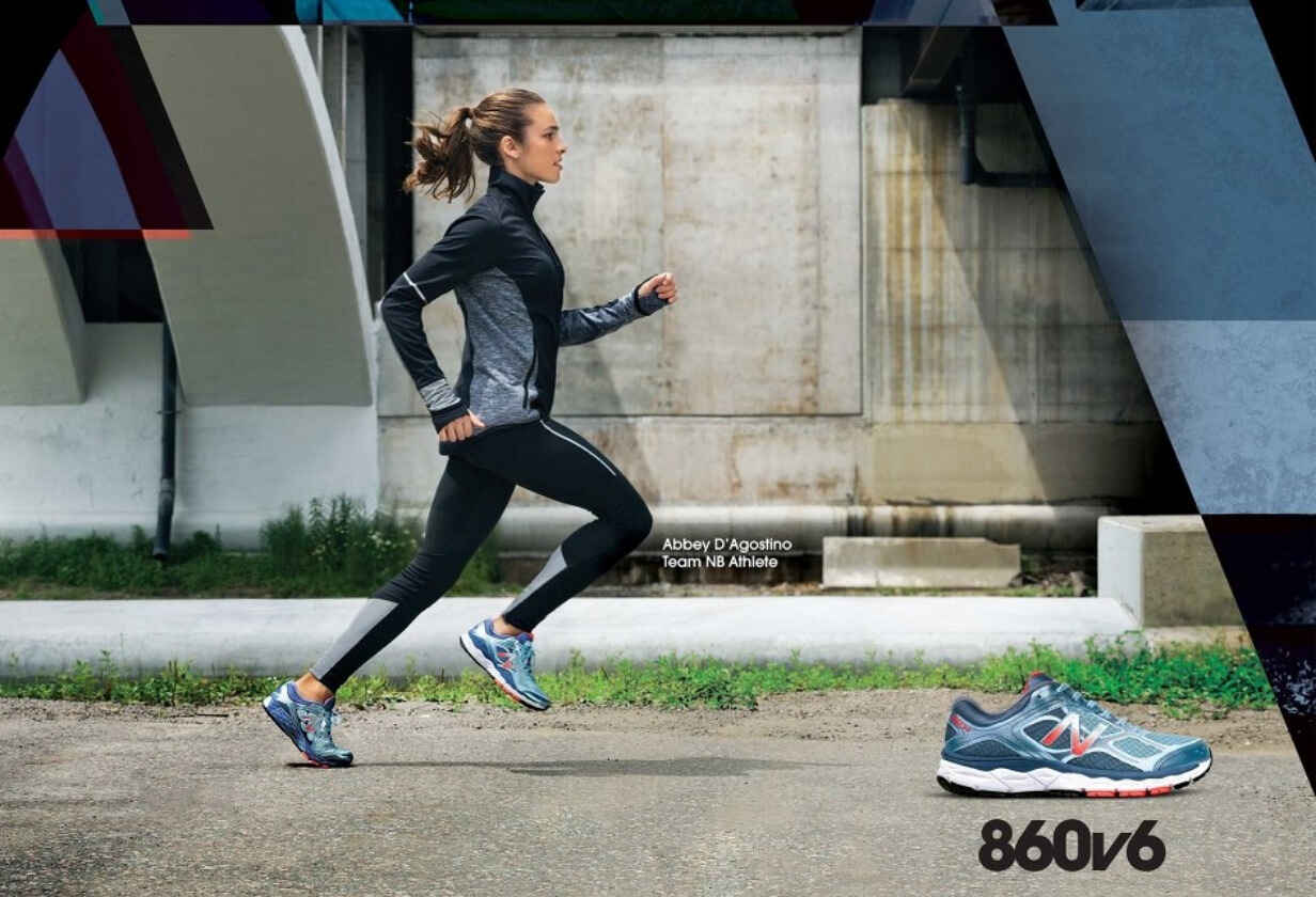 жена тича с черно и сиво облекло и маратонки на new balance