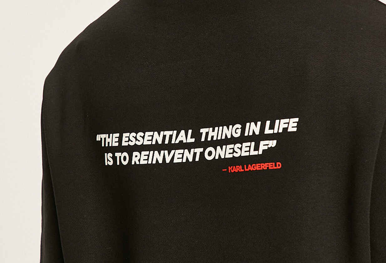 Черна блуза с цитат на Карл Лагерфелд
