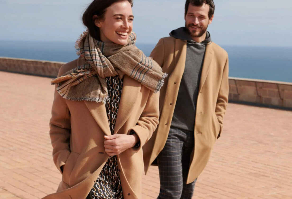 жена и мъж с кафяви палта