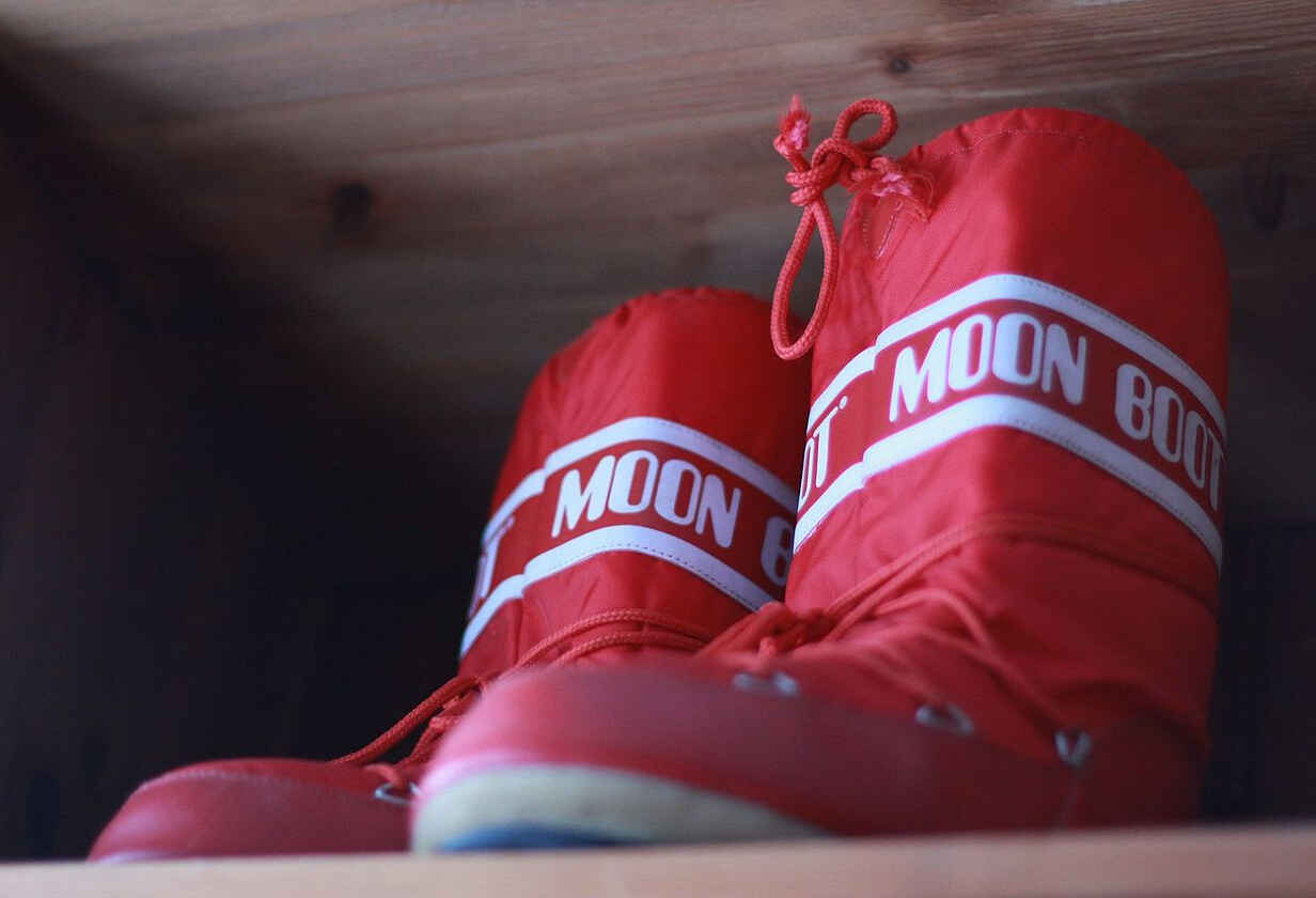 червени ботуши Moon Boot