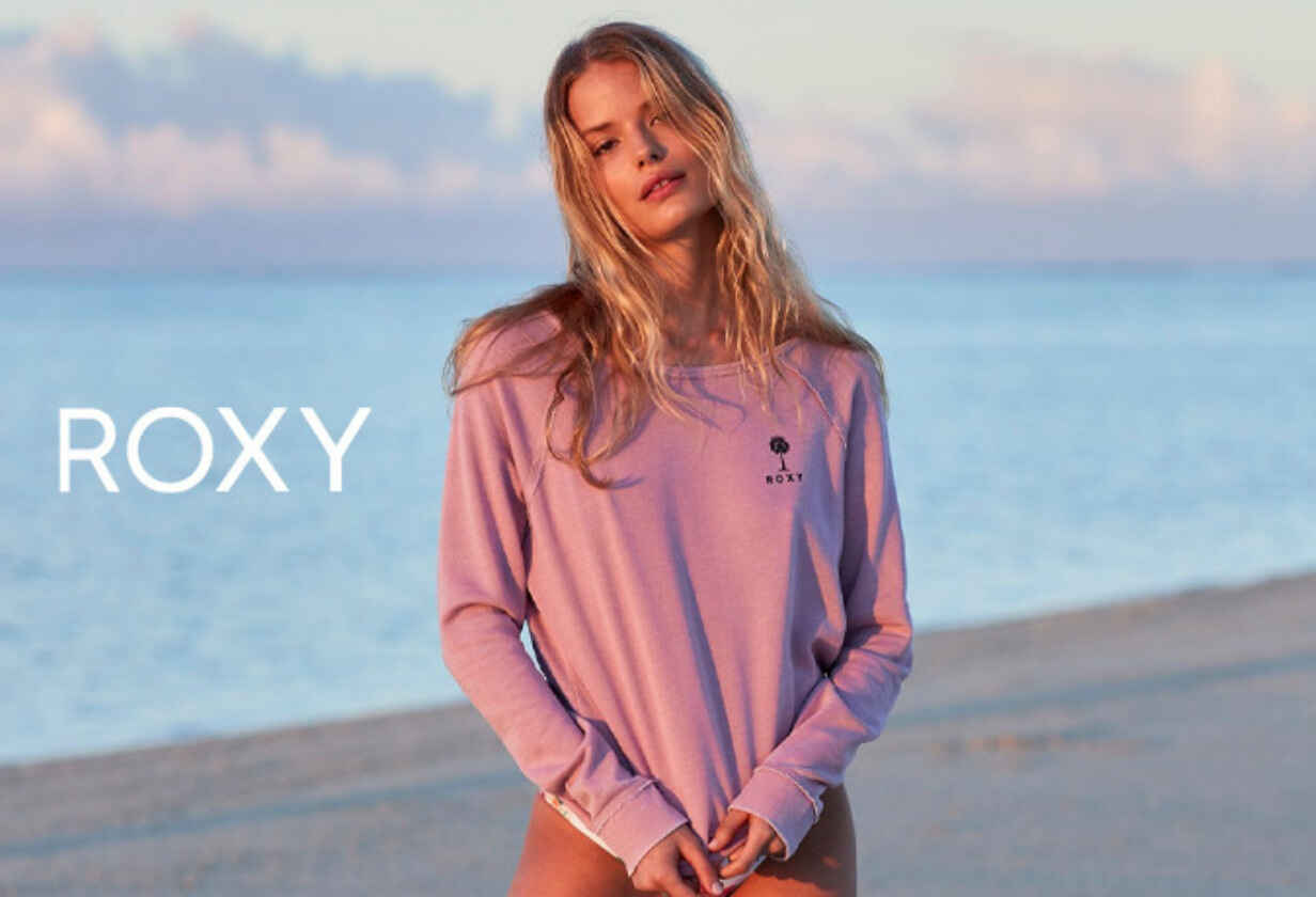жена с лилав суитшърт на Roxy на плажа