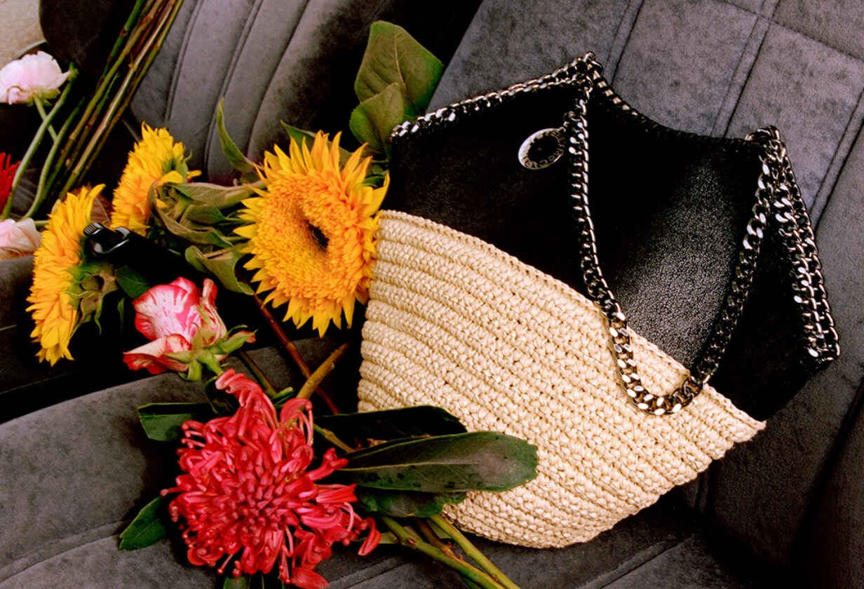 чанта и цветя на седалка