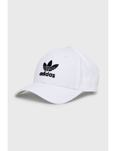 Памучна шапка с козирка adidas Originals 0 в бяло с апликация FJ2545
