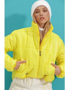 Trend Alaçatı Stili Тенденция Alaçatı Stili Дамски светло жълта стояща яка двойно джобно надуваемо палто с ластик