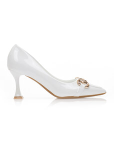 Tsoukalas Обувки на ток в бял цвят, от лачена кожа, с декоративна златна катарама, с остър връх