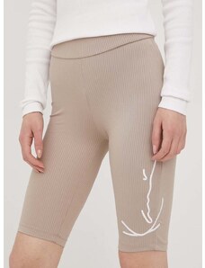 Къси панталони Karl Kani в бежово с апликация със стандартна талия