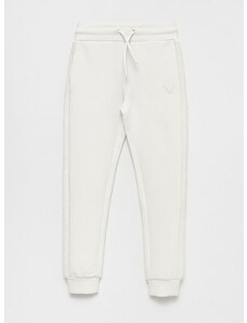 Детски спортен панталон Guess в бяло с изчистен дизайн