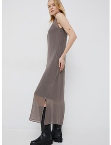 Копринена рокля Calvin Klein в сиво дълъг модел със стандартна кройка