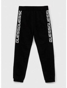 Детски памучен спортен панталон Guess в черно с принт