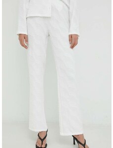 Панталони Résumé в бяло със стандартна кройка, с висока талия