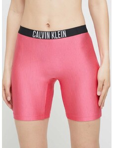 Къс панталон Calvin Klein в лилаво с изчистен дизайн със стандартна талия