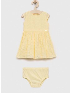 Бебешка памучна рокля Guess в жълто къс модел разкроен модел