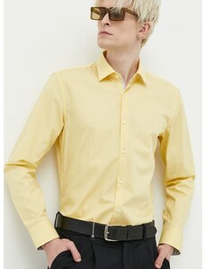 Памучна риза HUGO мъжка в жълто с кройка по тялото с класическа яка