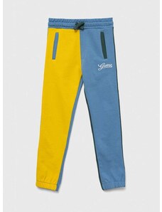 Детски памучен спортен панталон Guess в синьо с десен