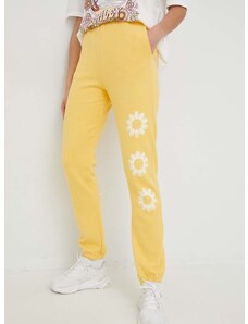 Памучен спортен панталон Billabong X SMILEY в жълто с принт
