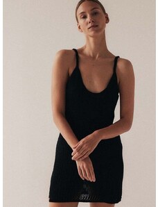 Памучна рокля MUUV. в черно къс модел с кройка по тялото