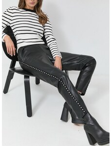 Панталони Nissa в черно със стандартна кройка, с висока талия
