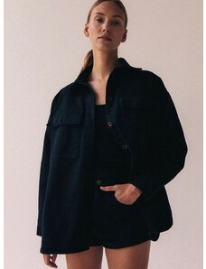 Памучна риза MUUV. Shay дамска в черно със свободна кройка с класическа яка