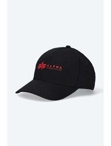 Памучна шапка с козирка Alpha Industries в черно с апликация