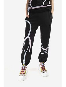 Памучен спортен панталон MCQ Taped в черно с десен