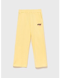 Детски спортен панталон Guess в жълто с изчистен дизайн