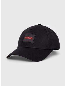 Памучна шапка с козирка HUGO в черно с апликация 50496409