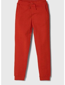 Детски памучен спортен панталон Guess в червено с изчистен дизайн