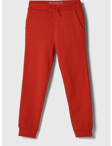 Детски памучен спортен панталон Guess в червено с изчистен дизайн
