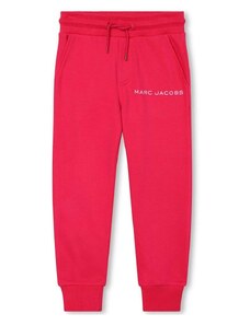 Детски памучен спортен панталон Marc Jacobs в червено с апликация