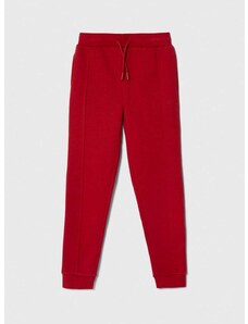 Детски спортен панталон Guess в червено с изчистен дизайн