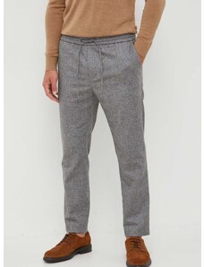 Вълнен панталон Calvin Klein в сиво с кройка по тялото