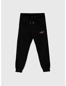 Детски памучен спортен панталон Calvin Klein Jeans в черно с принт