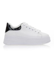 Tsoukalas Спортни обувки в бял цвят, от изкуствена кожа, с черни детайли отзад