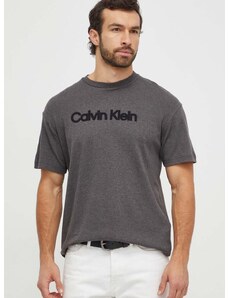Памучна тениска Calvin Klein в сиво с апликация K10K112727