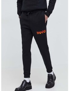 Памучен спортен панталон HUGO в черно с принт 50504788