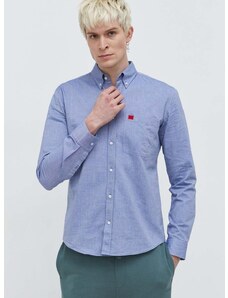 Памучна риза HUGO мъжка в синьо с кройка по тялото яка копче 50479302