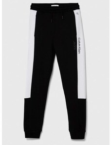 Детски памучен спортен панталон Calvin Klein Jeans в черно с десен