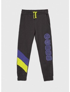 Детски памучен спортен панталон Guess в сиво с апликация