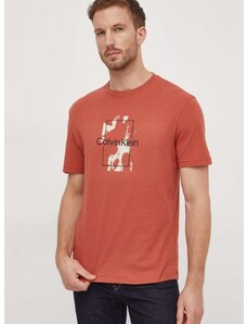 Памучна тениска Calvin Klein в оранжево с принт K10K112401