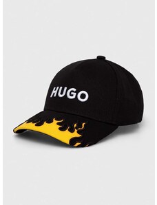 Памучна шапка с козирка HUGO в черно с апликация 50506202
