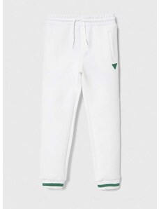 Детски спортен панталон Guess в бяло с десен
