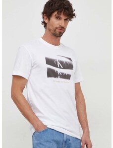 Памучна тениска Calvin Klein Jeans в бяло с принт J30J324645
