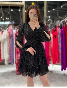 Creative Елегантна дамска рокля с ефектен ръкав в черно - код 23166