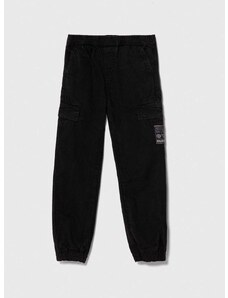 Детски памучен панталон Guess в черно с изчистен дизайн
