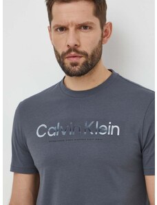 Памучна тениска Calvin Klein в сиво с принт K10K112497
