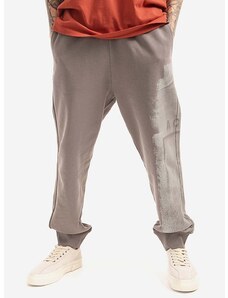 Памучен спортен панталон A-COLD-WALL* Collage в сиво