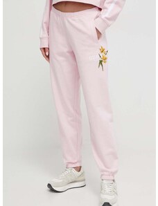 Памучен спортен панталон Guess ZOEY в розово с апликация V4GB04 KC6V1
