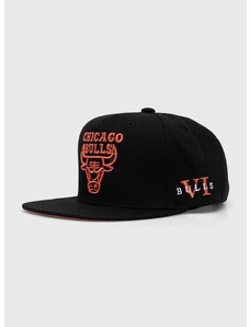 Памучна шапка с козирка Mitchell&Ness NBA CHICAGO BULLS в черно с апликация