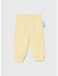 Бебешки памучен спортен панталон Emporio Armani x The Smurfs в жълто с изчистен дизайн